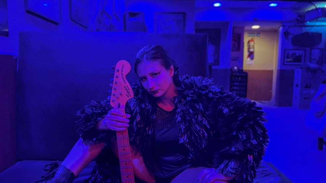 Look negro con guitarra en luz azul